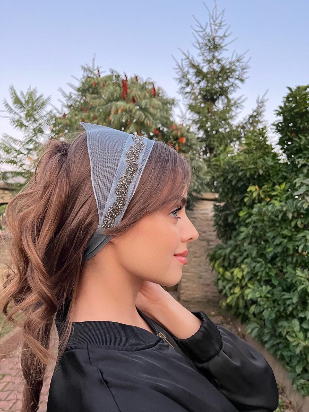 Batic din tul - Tucoaz cu accesoriu din pietre maro